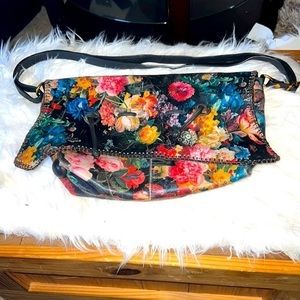 This is a beautiful floral bag by Sharif 1827 Designed in New York.
